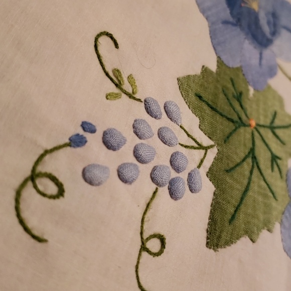 ♦️FINAL PRICE♦️Vintage Handmade Tablecloth Set - Picture 7 of 8